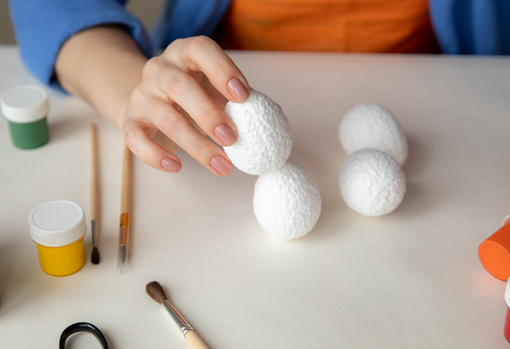 Uova di polistirolo decorate per Pasqua: due idee fai da te