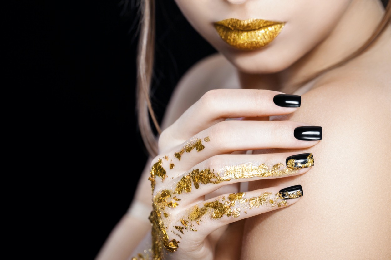 Nail art con foglia oro: come fare decorazioni eleganti
