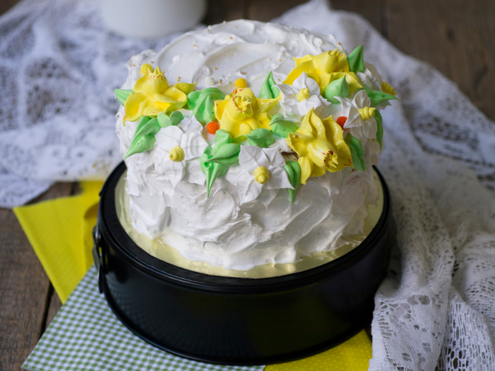 Torte per la festa delle donne decorate con panna: 7 foto