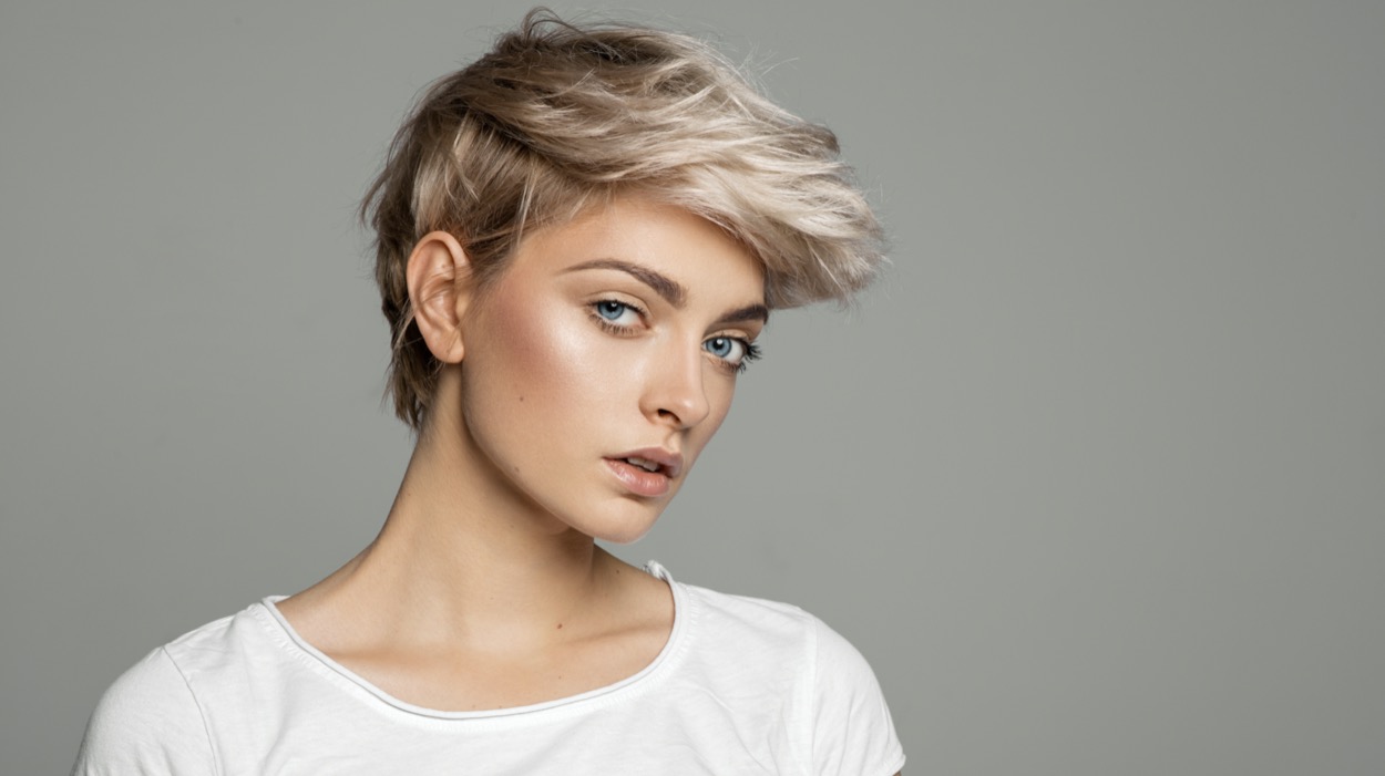 Come pettinare i capelli corti che stanno crescendo e avere una piega ordinata