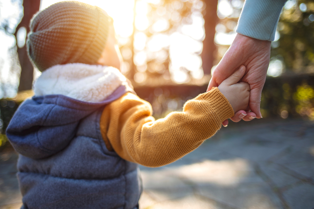 Come camminare in sicurezza con i bambini in città: i consigli