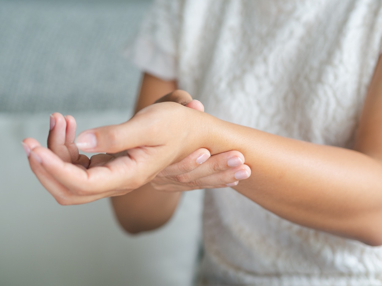 Dolori alle mani: cause e rimedi naturali utili