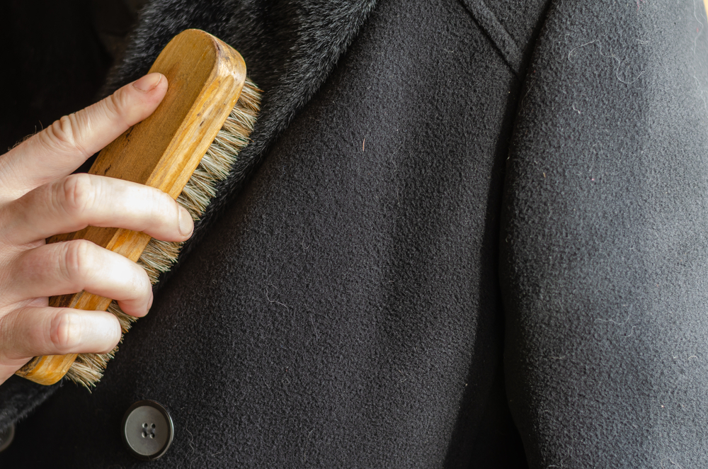 Spazzola vestiti: come si usa per capi impeccabili