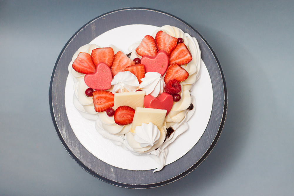 torte-forma-cuore-decorate-panna-2.jpg