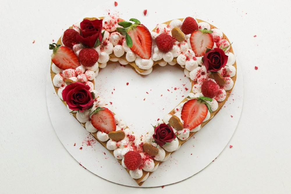 torte-forma-cuore-decorate-panna-4.jpg