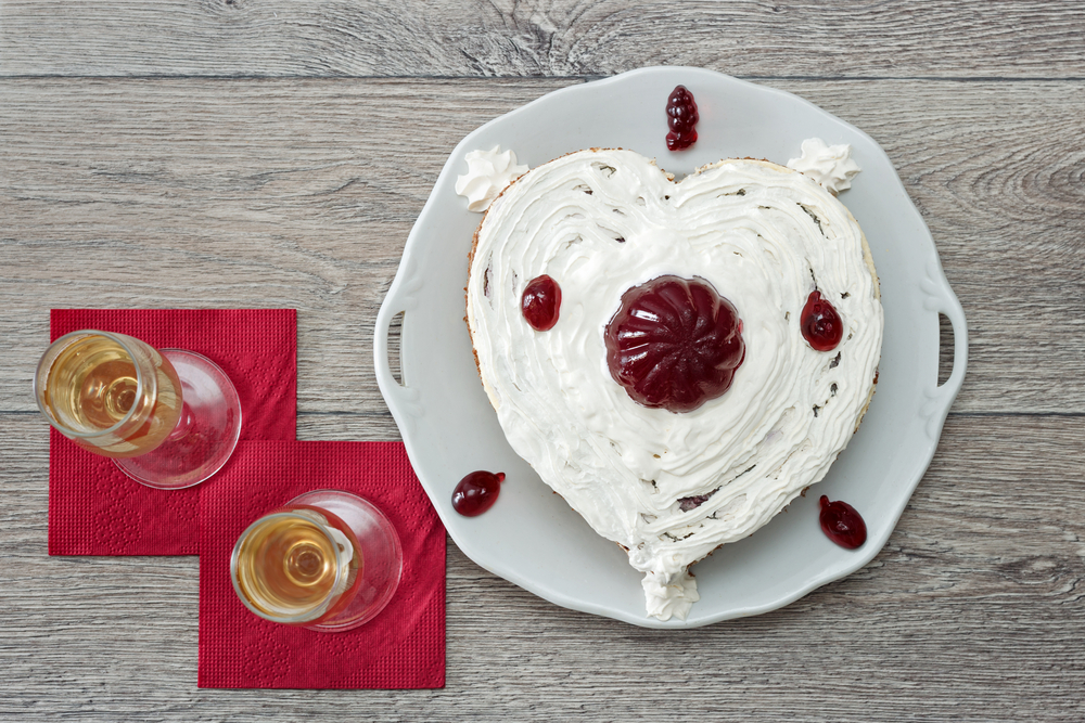 torte-forma-cuore-decorate-panna-5.jpg