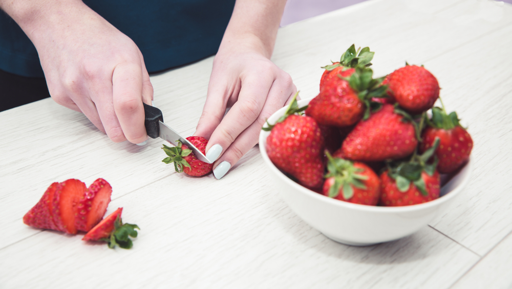 Come tagliare le fragole per decorare una torta: tutorial e idee sfiziose