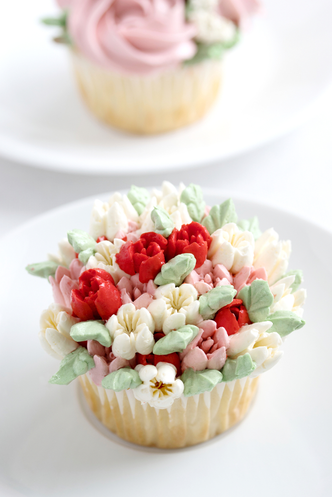 cupcake-decorati-fiori-crema-3.jpg