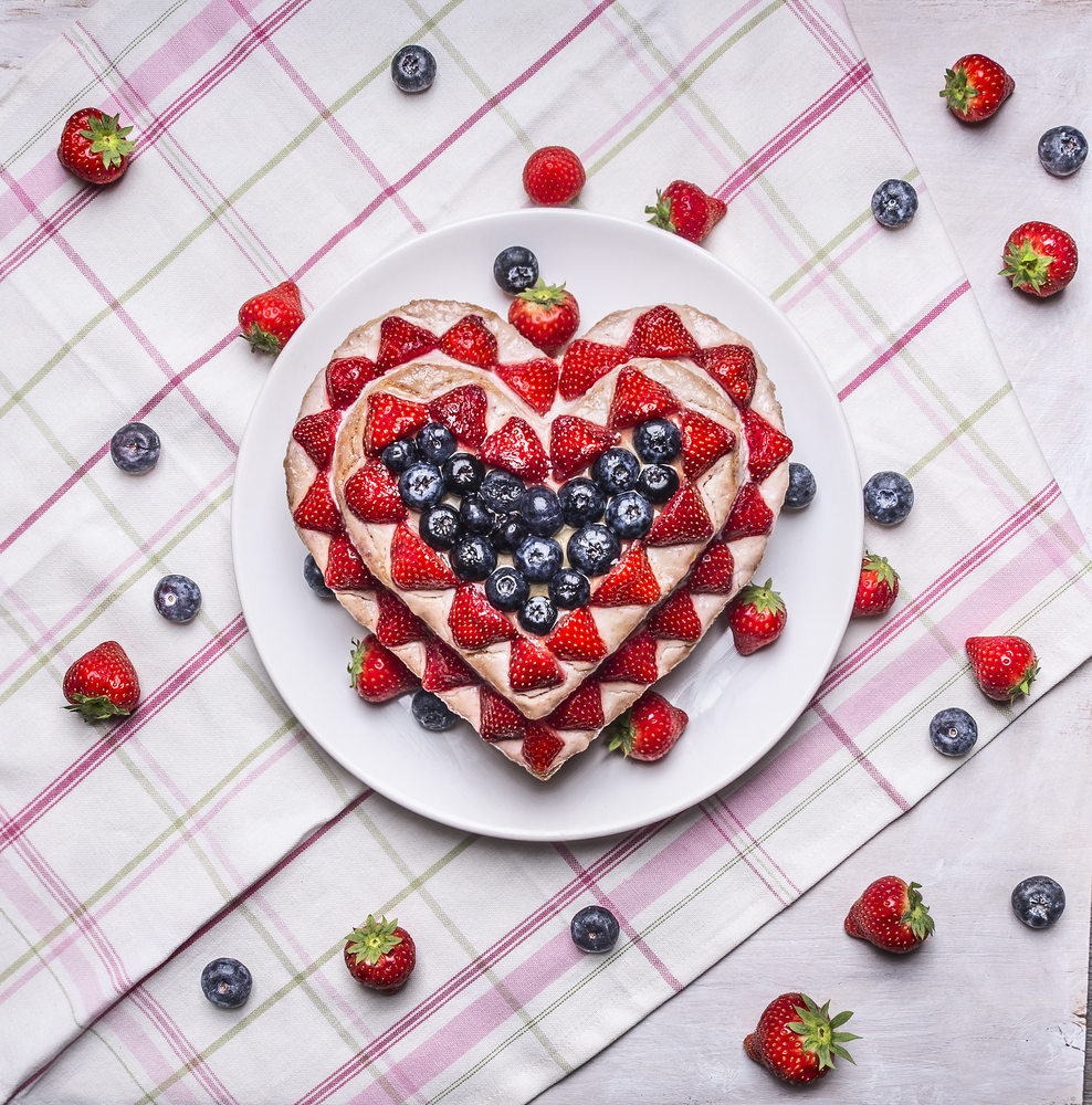 torte-forma-cuore-decorate-fragole-1.jpg