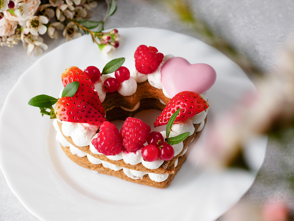 torte-forma-cuore-decorate-fragole-2.jpg