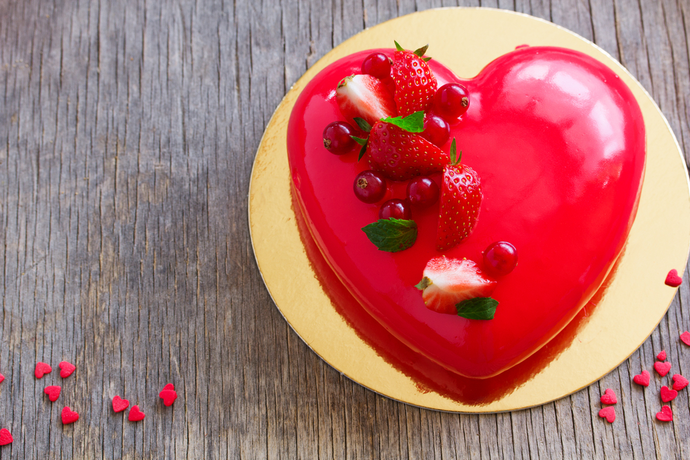 Torte a forma di cuore decorate con fragole: 7 idee per le decorazioni