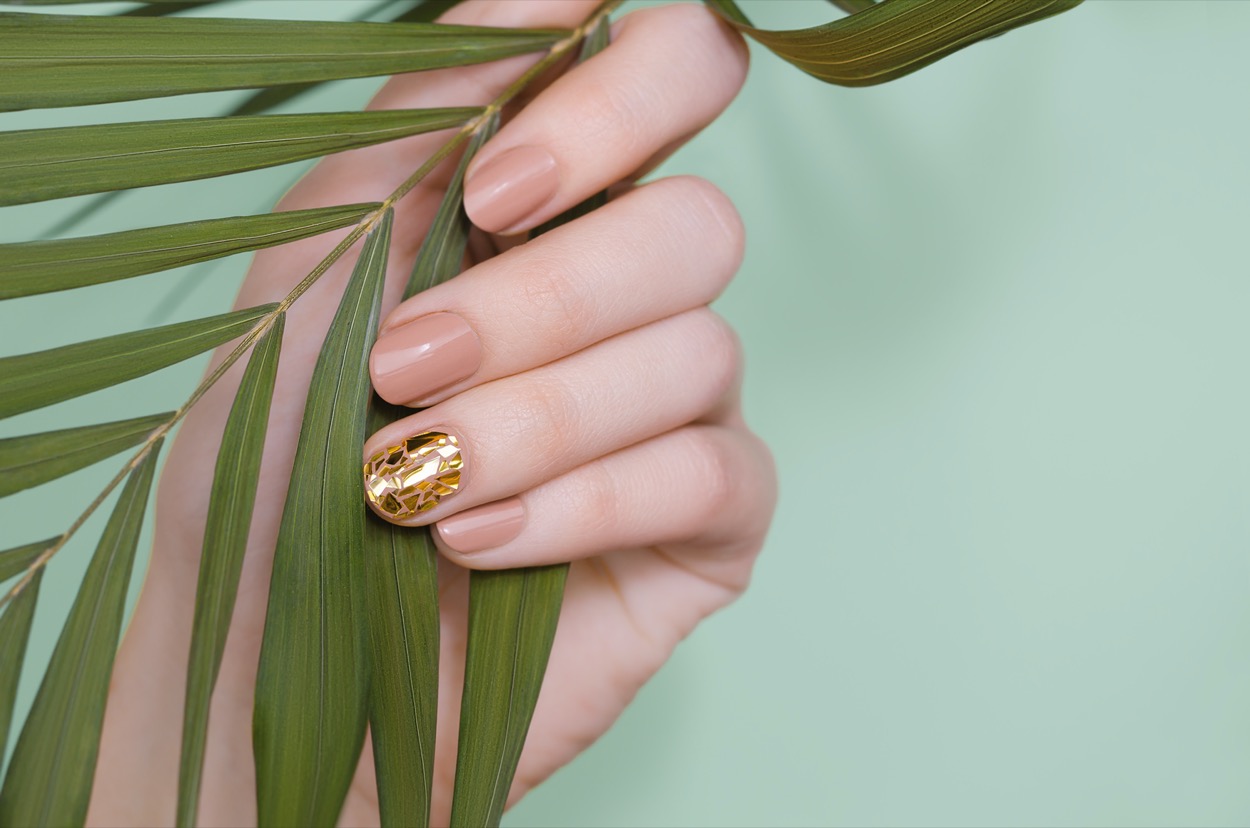 Nail-art-primavera-2021-design-shutterstock_1059518312.jpg