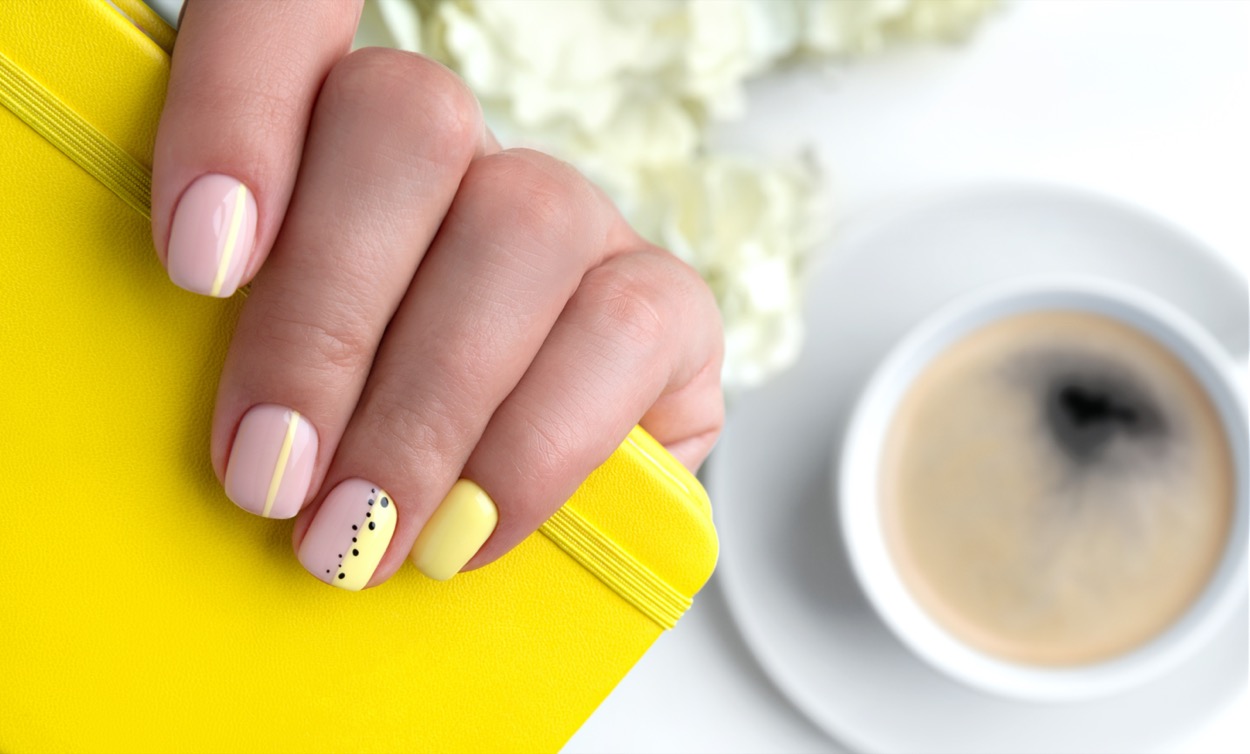 Nail-art-primavera-2021-design-shutterstock_1677734254.jpg