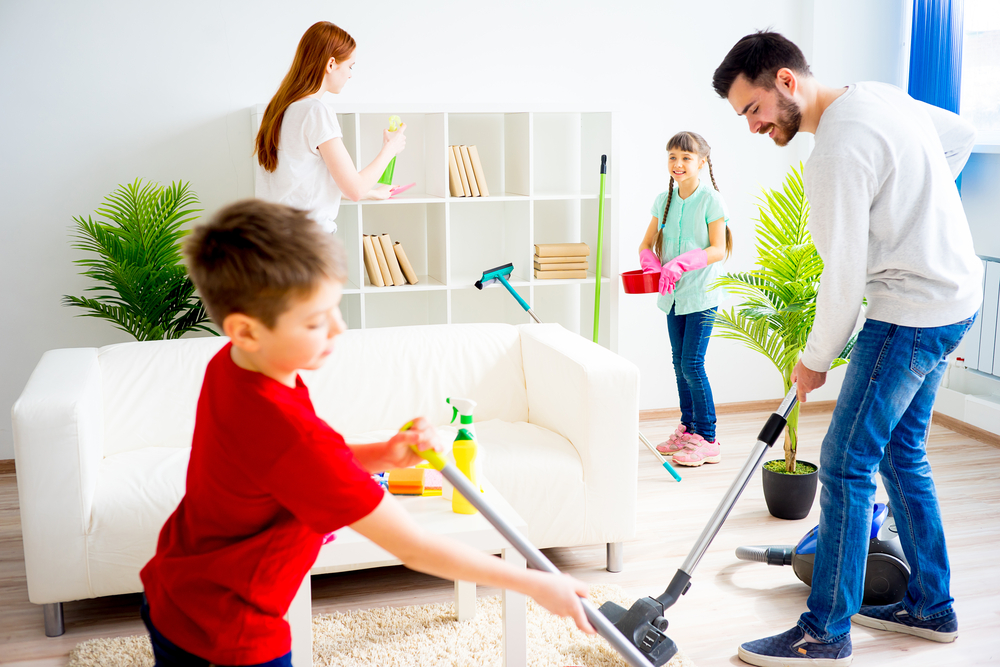 Come organizzare le pulizie domestiche con tutta la famiglia: 5 consigli per sopravvivere