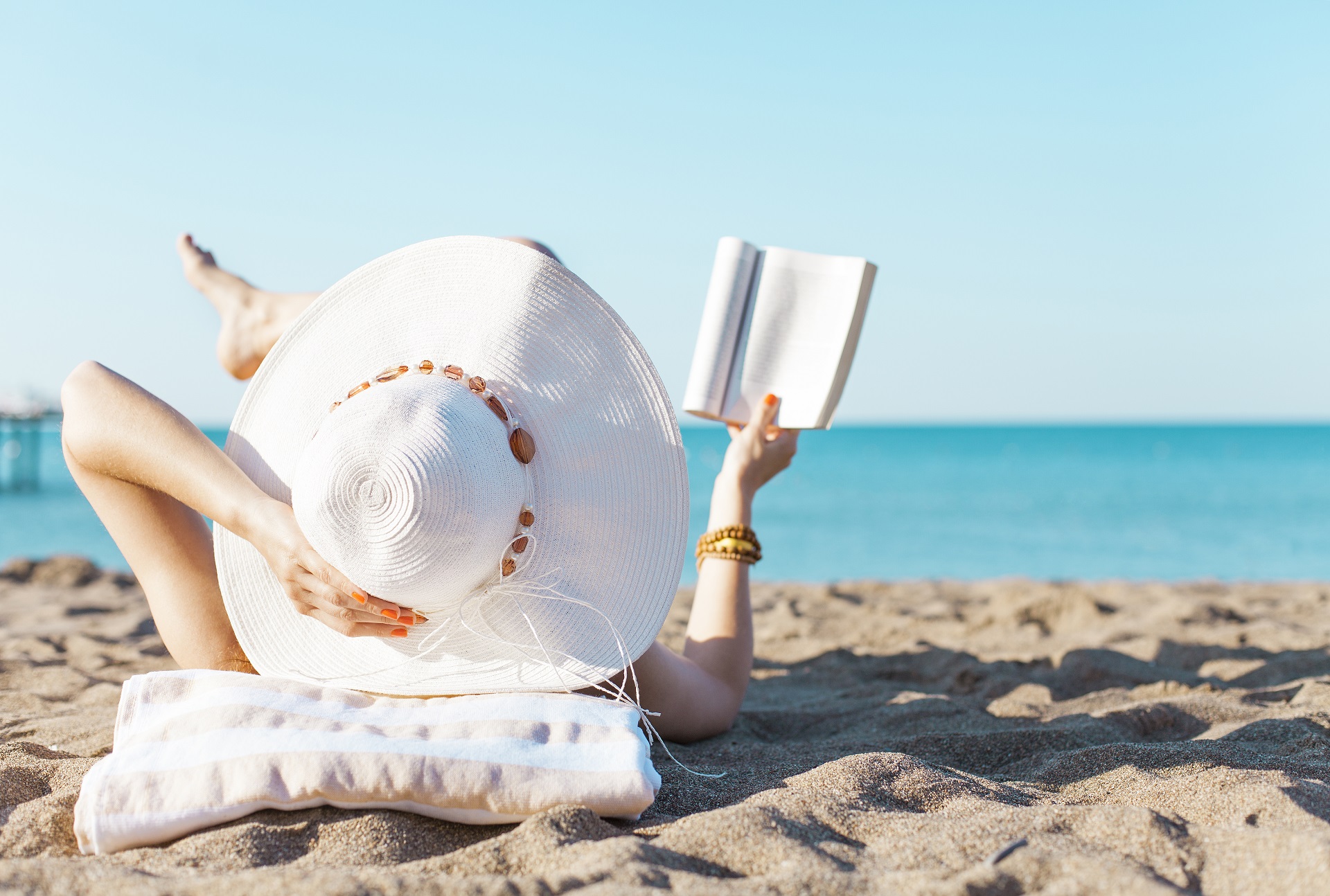10 libri da portare in spiaggia e leggere sotto l'ombrellone