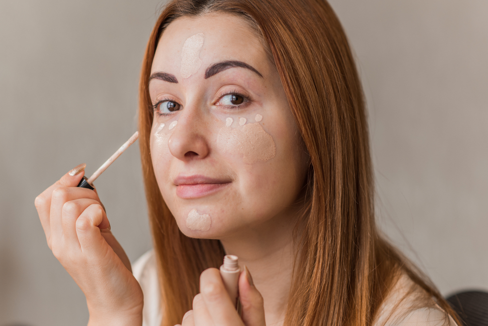 Come coprire le macchie scure e le cicatrici con il correttore