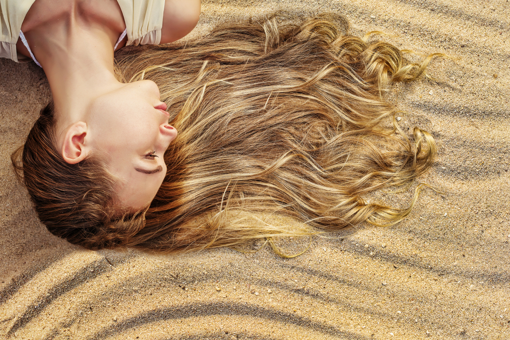Come curare i capelli con mèches in estate