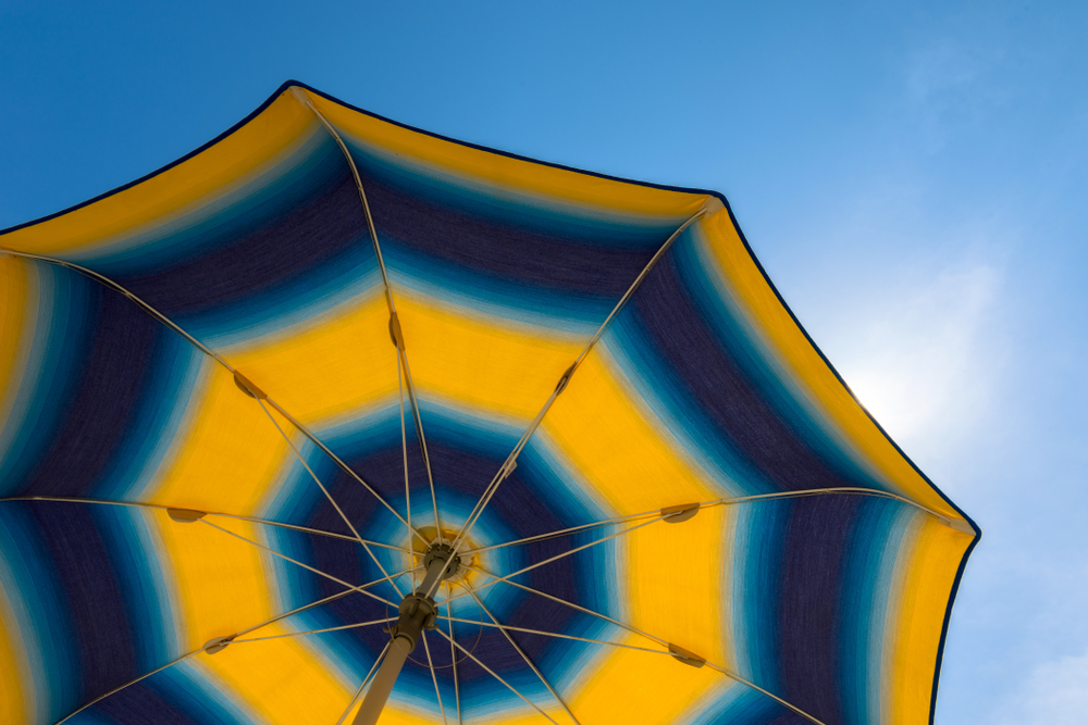 Come pulire un ombrellone da spiaggia per renderlo come nuovo