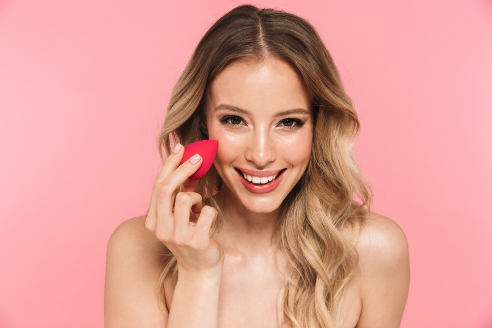Perché dovresti bagnare la spugnetta del trucco?