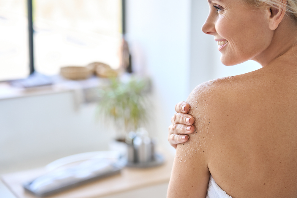 Come togliere la pelle morta dal corpo in 3 mosse