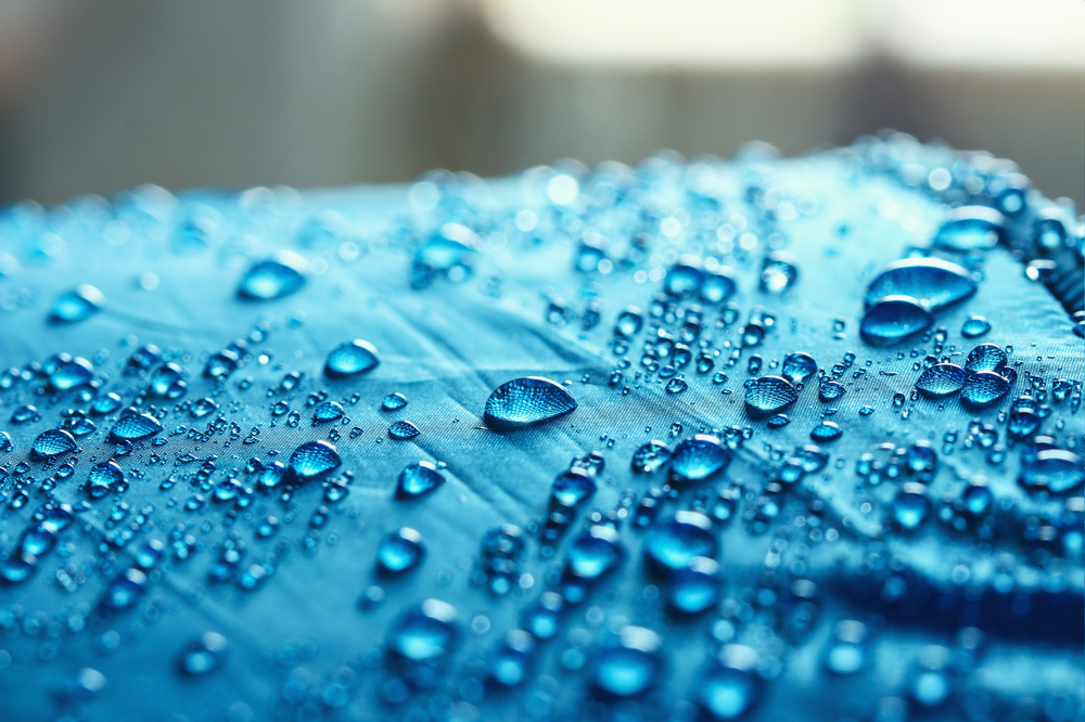 Tessuto impermeabilizzato fatto in casa: il procedimento per stoffa a prova d'acqua