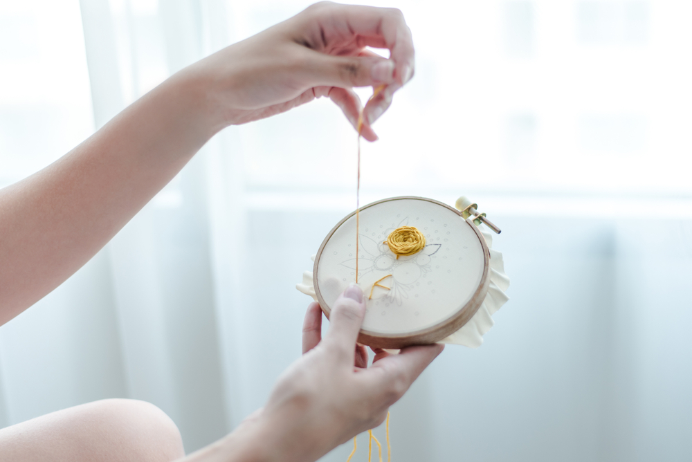 Come ricamare un fiore: schemi e idee da non perdere
