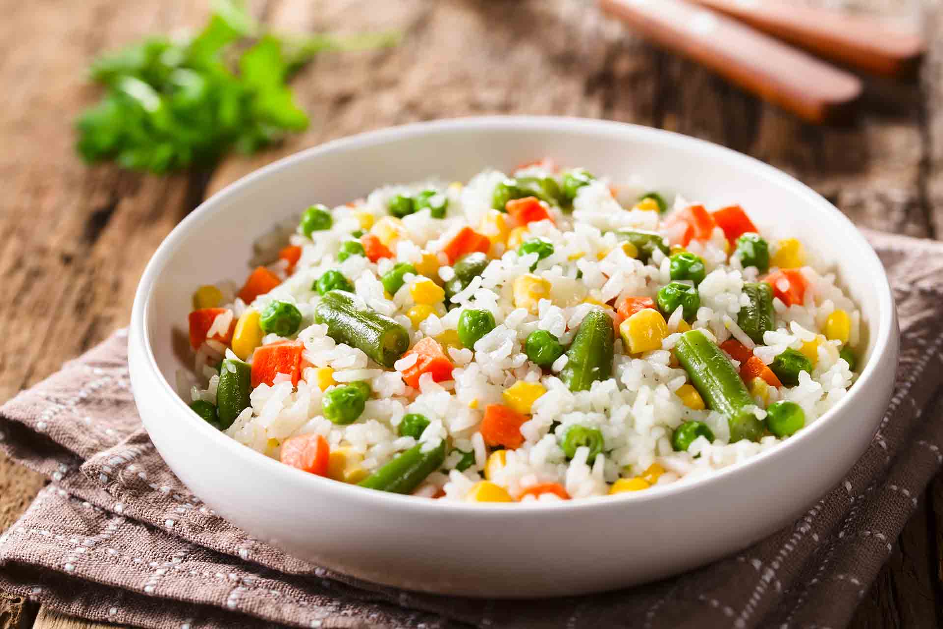Come condire l'insalata di riso con fantasia