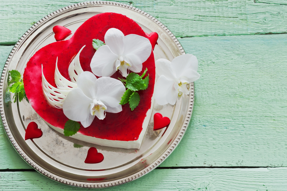 torte-forma-cuore-decorate-fiori-freschi-1.jpg