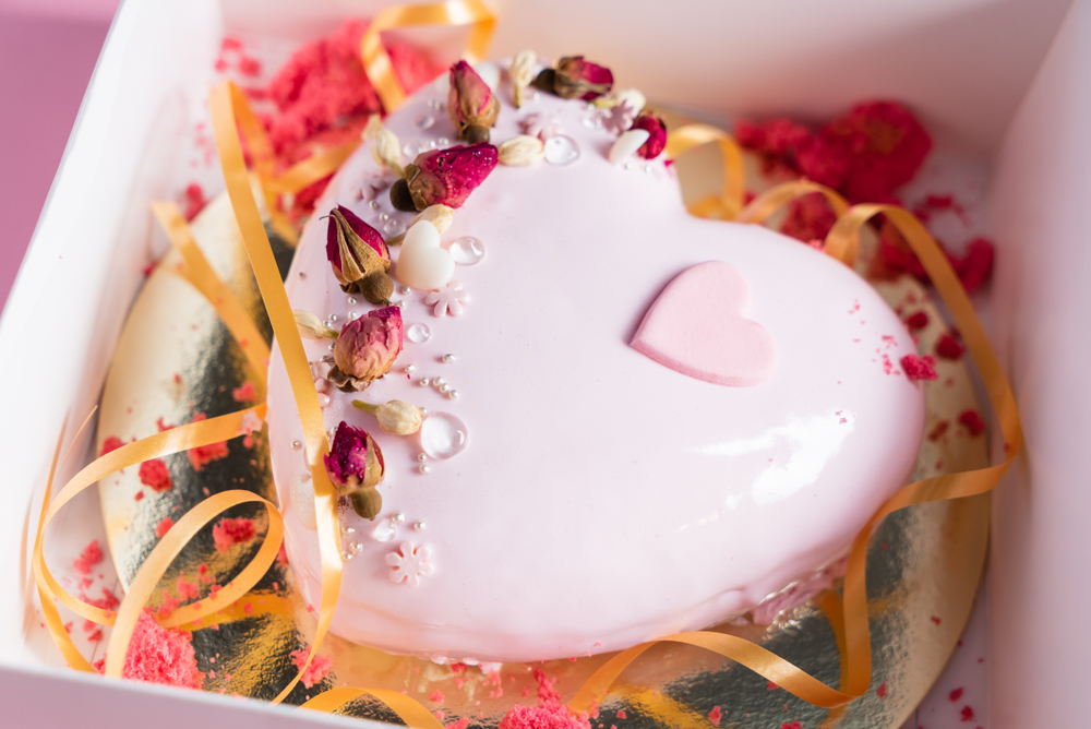 torte-forma-cuore-decorate-fiori-freschi-2.jpg