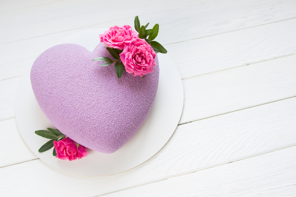 torte-forma-cuore-decorate-fiori-freschi-3.jpg