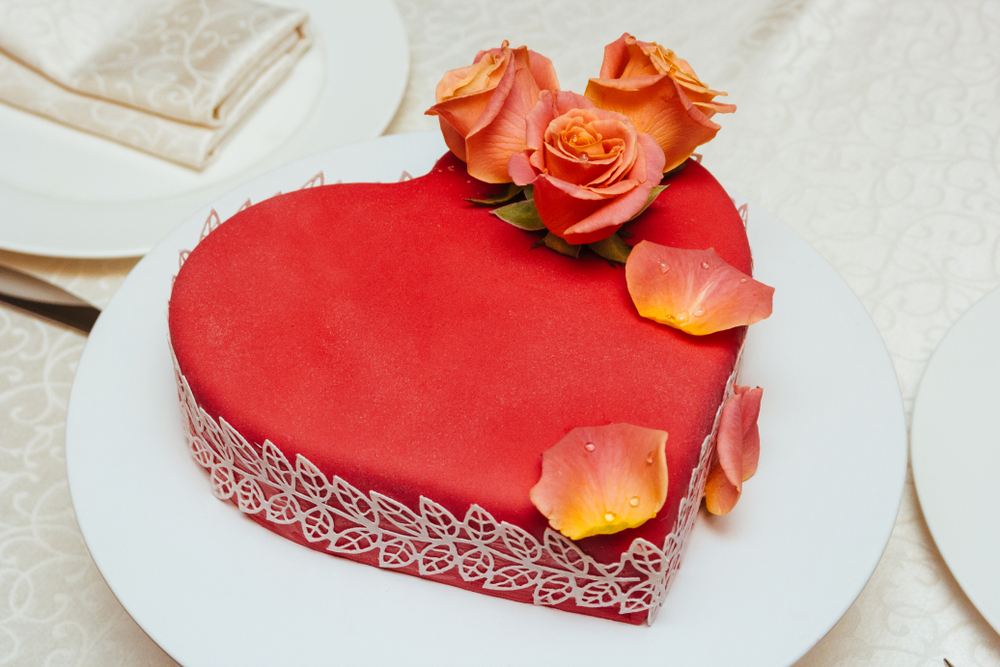 Torte a forma di cuore decorate con fiori freschi: 7 idee per le decorazioni