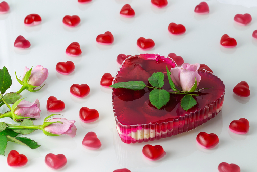 torte-forma-cuore-decorate-fiori-freschi-5.jpg