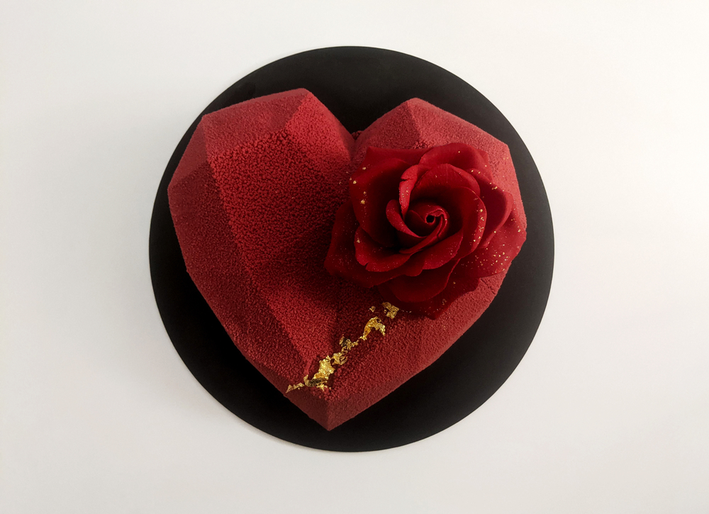 torte-forma-cuore-decorate-fiori-freschi-6.jpg