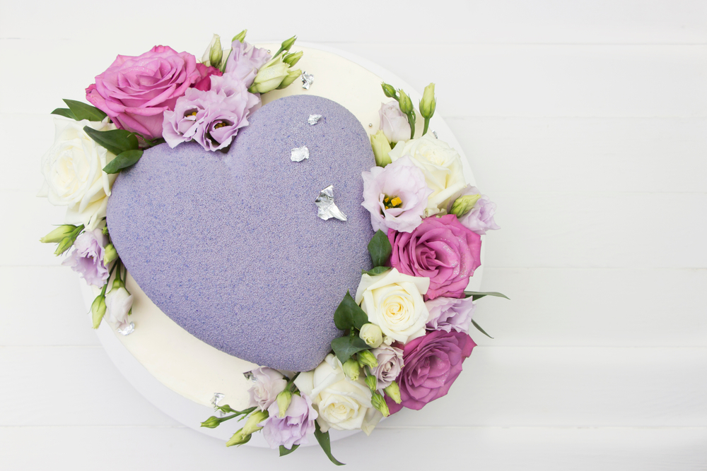 torte-forma-cuore-decorate-fiori-freschi-7.jpg