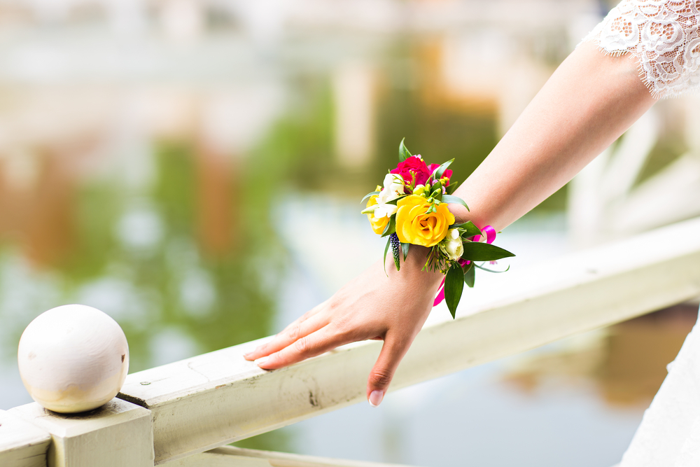 Corsage da polso fai da te sposa: come realizzarlo in 11 mosse
