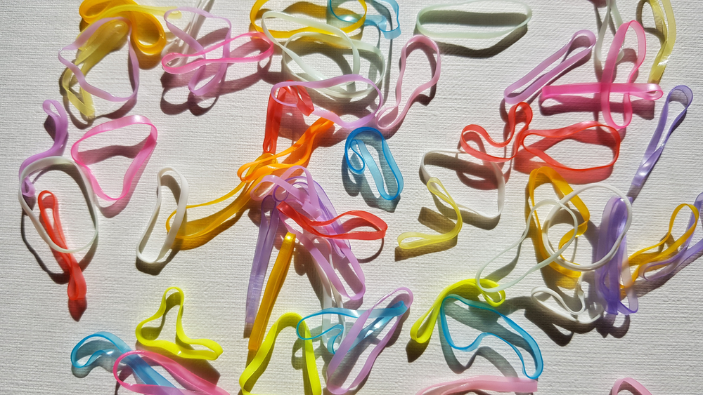 Attività creative per bambini: la pittura con gli elastici