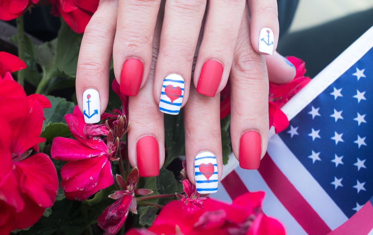 Nail art con le ancore: 5 idee per la manicure estiva