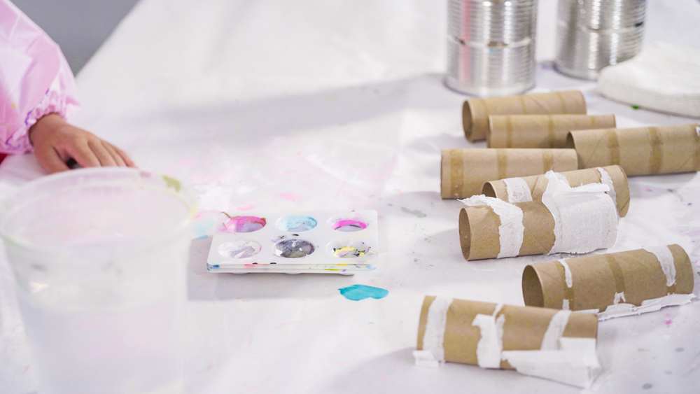 Come dipingere con i rotoli della carta igienica insieme ai bambini