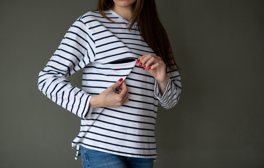 Come togliere le macchie di latte materno dai vestiti