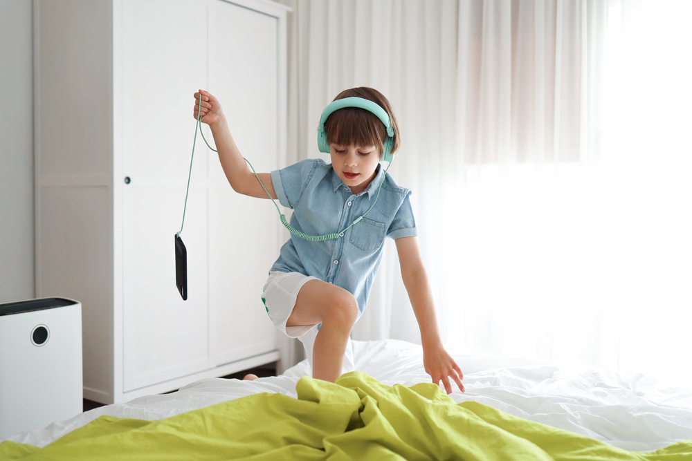 Cuffie o auricolari? Cosa scegliere per bambini e ragazzi