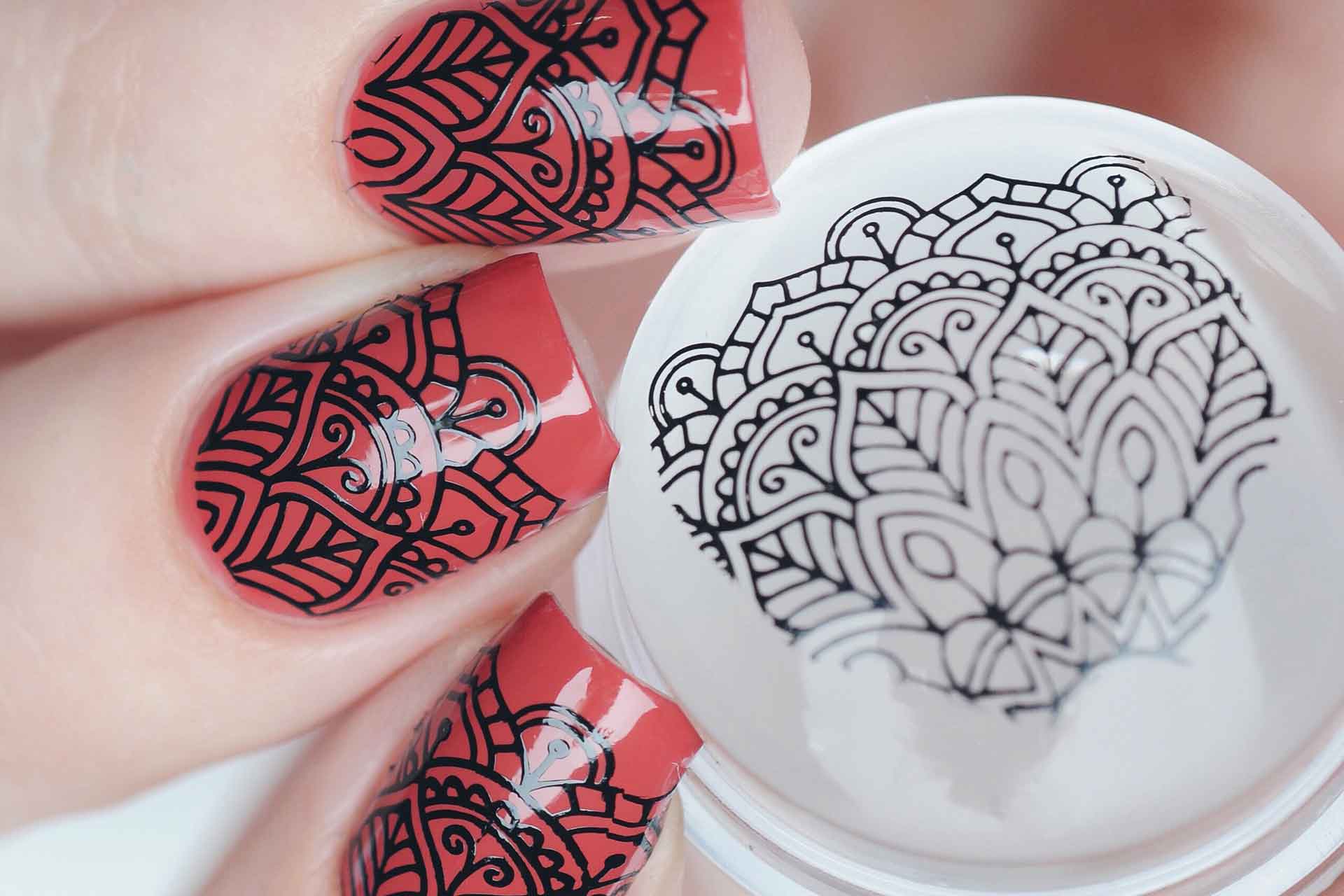 Smalto autunno-inverno 2021 2022: come fare le mandala nails