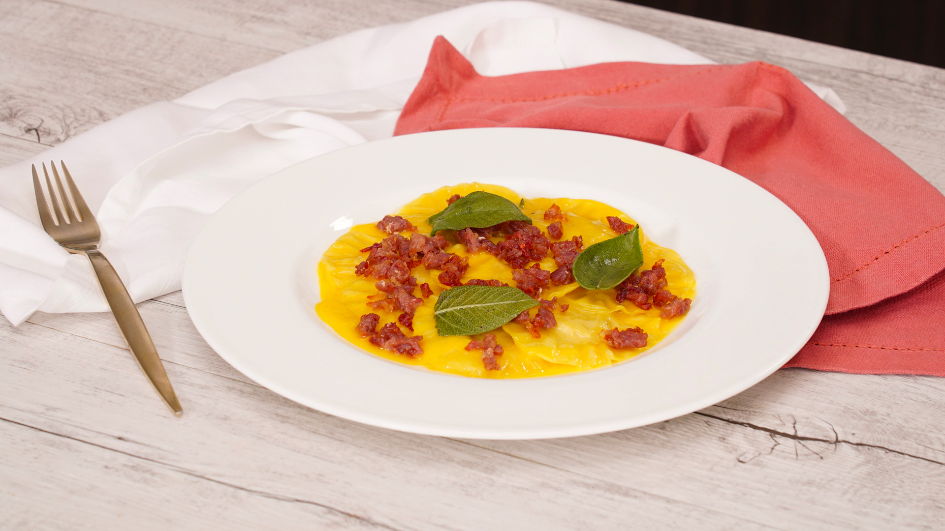 Medaglie di faraona, zabaione al parmigiano e prosciutto crudo croccante di Chef in Camicia
