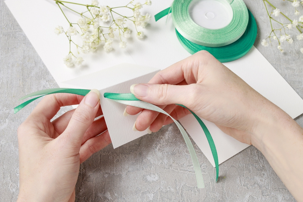 Inviti per matrimonio con petali e fai da te per il rito civile