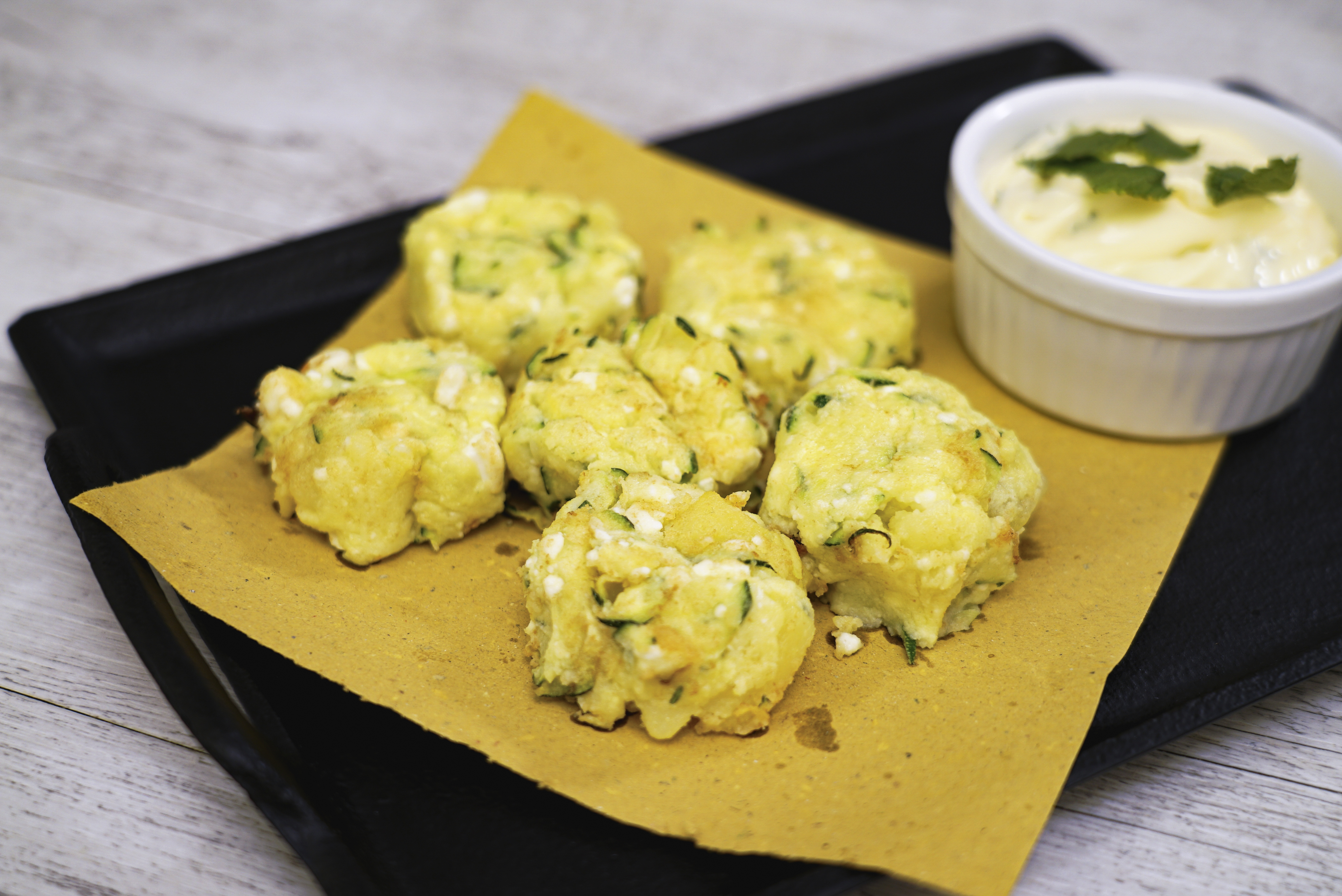 Frittelle di patate, zucchine e feta con maionese alla menta di Chef in Camicia