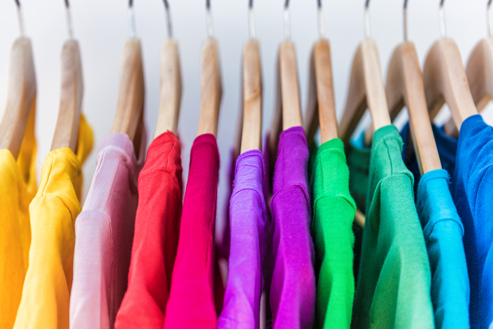 Come ordinare i vestiti nell'armadio per colore: 3 idee