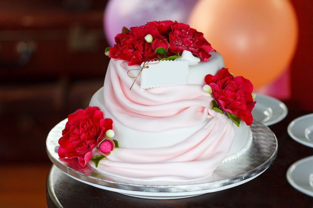 Torte decorate con rose rosse in pasta di zucchero: 7 foto