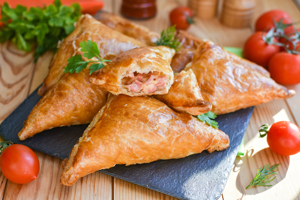 Triangoli di pasta sfoglia ai gamberetti: l’antipasto di Natale