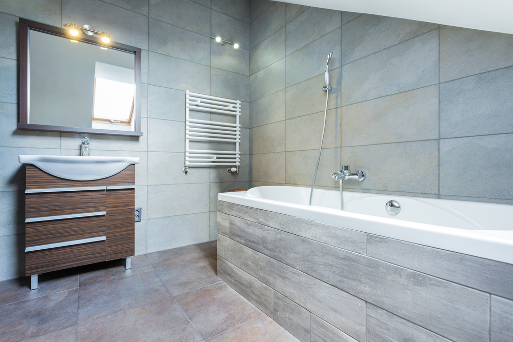 Come pulire e lucidare le mattonelle del bagno
