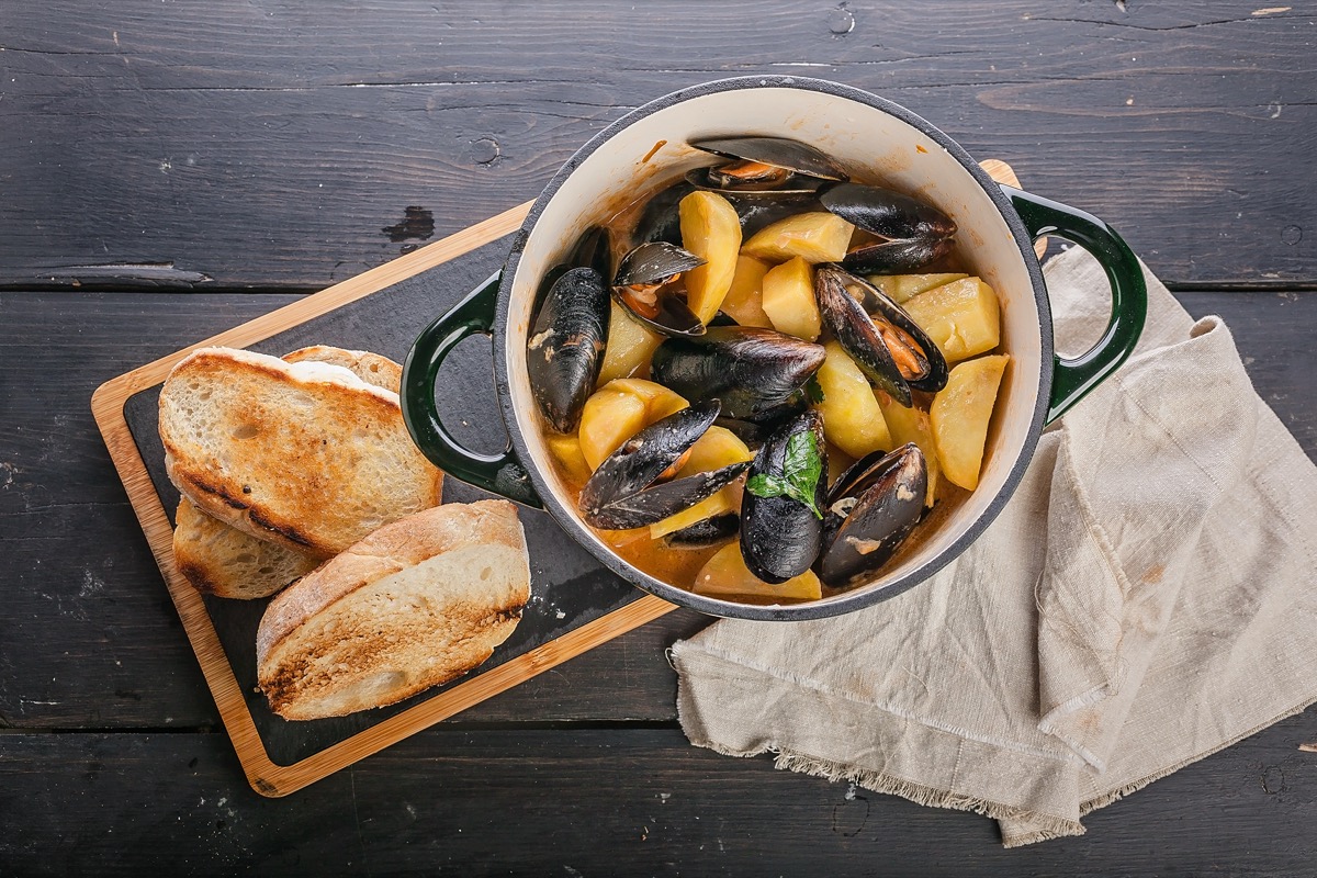 Cozze con le patate al forno: la ricetta del secondo estivo