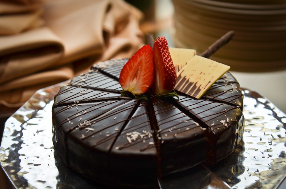 come-decorare-torta-cioccolato-con-fragole-2.jpg